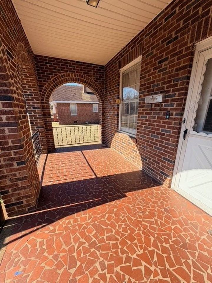 420 Bond Ave - Photo 2 of 13