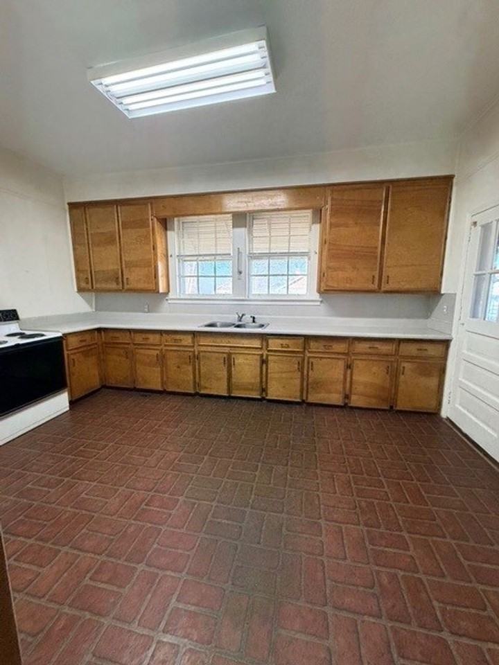 420 Bond Ave - Photo 5 of 13