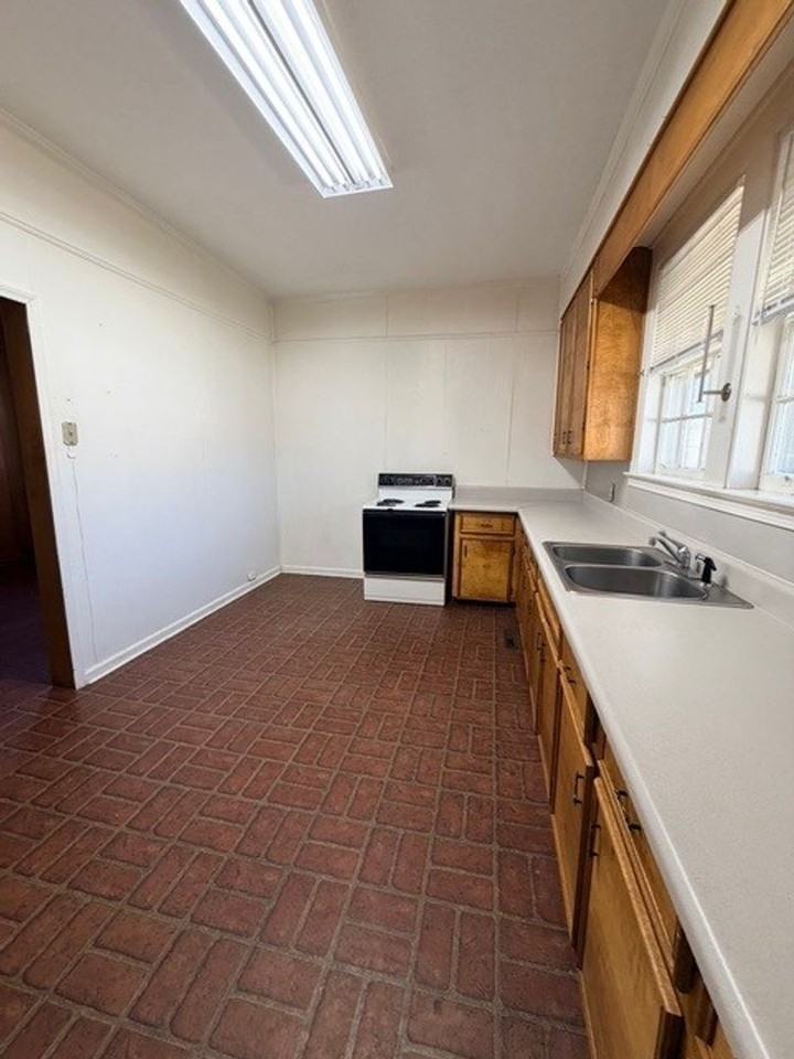 420 Bond Ave - Photo 6 of 13