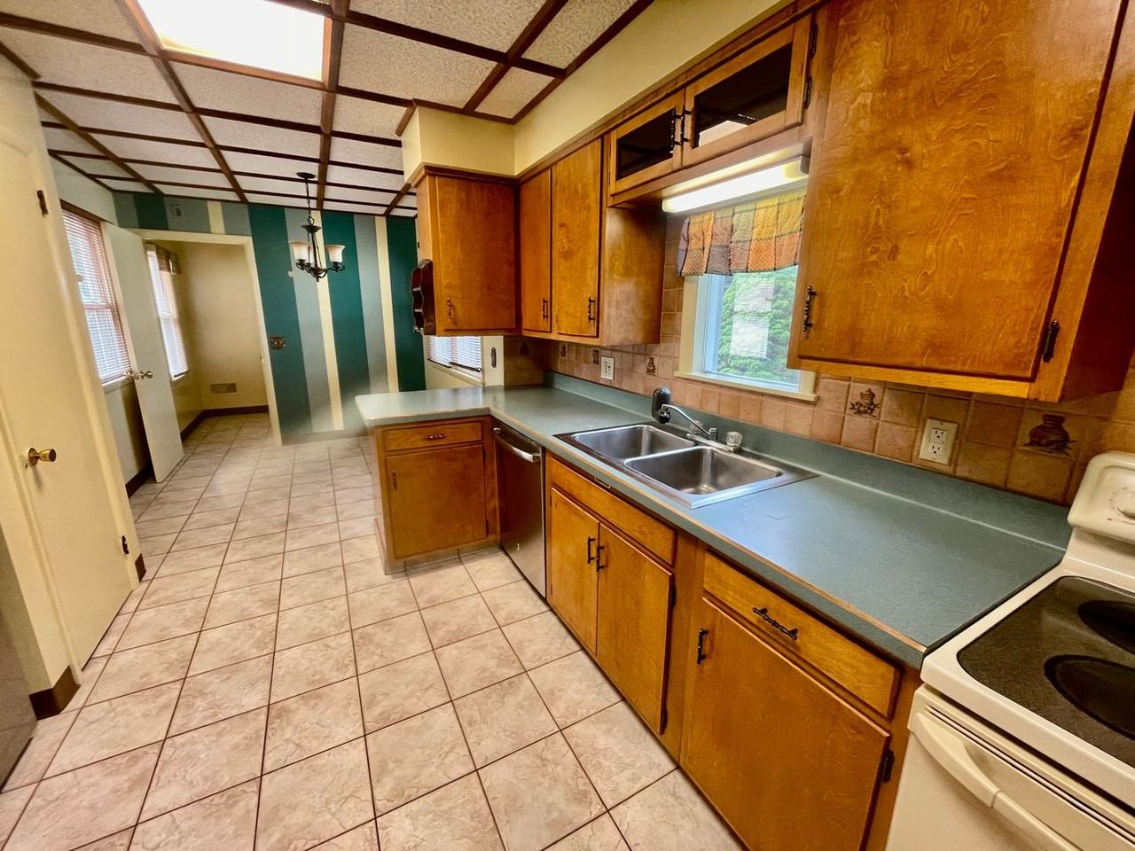 1526 Royce Ave - Photo 4 of 10