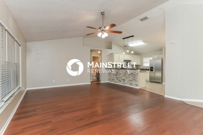 1805 Hudson Ct - Photo 3 of 16