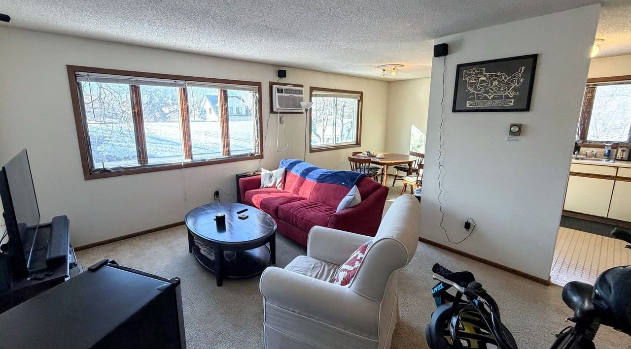 1033 21st Ave Se - Photo 3 of 14