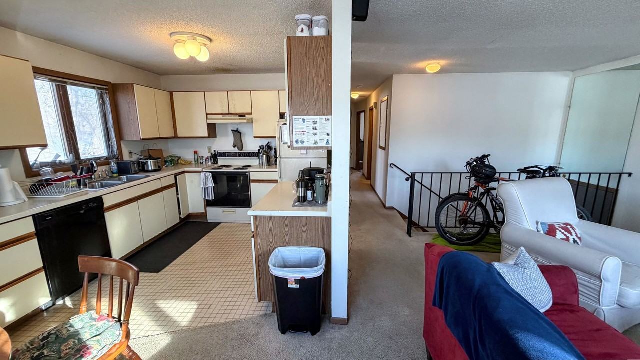 1033 21st Ave Se - Photo 5 of 14