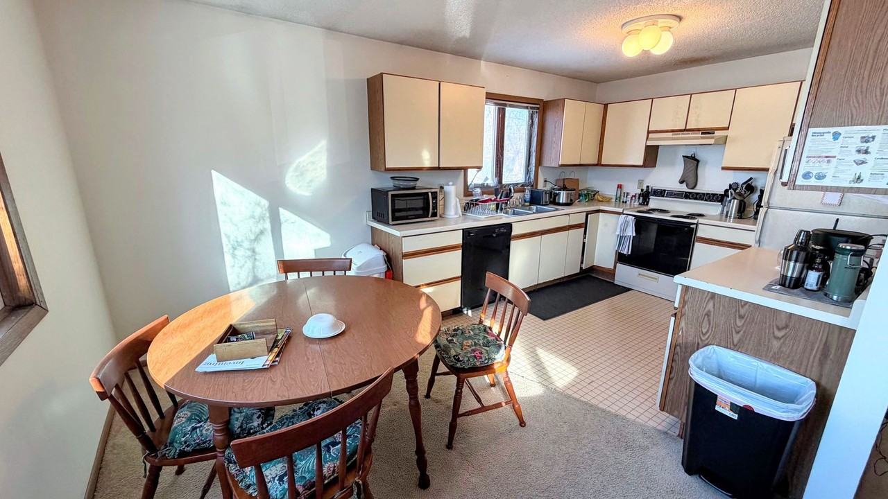 1033 21st Ave Se - Photo 6 of 14