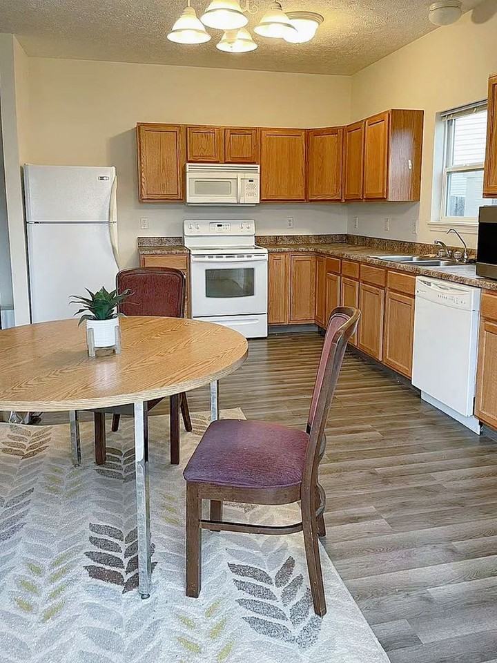 3046 Goddard Ct - Photo 4 of 9