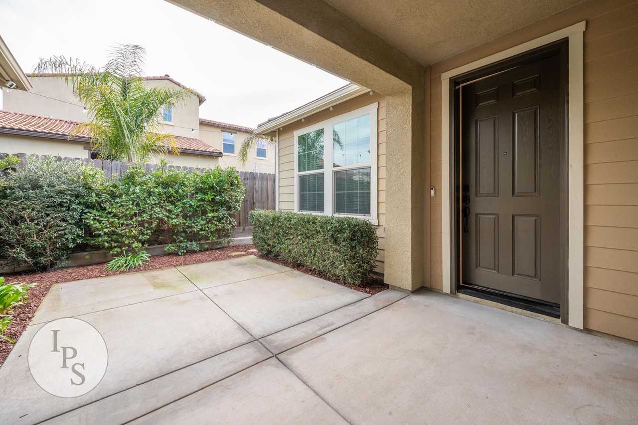 272 Crescent Ln - Photo 4 of 32