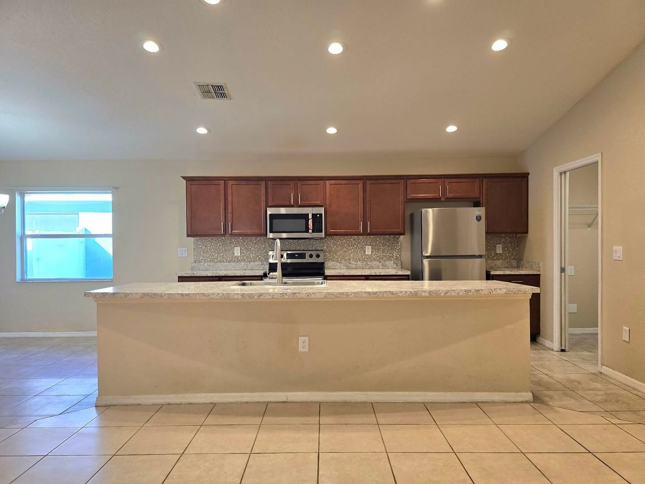 1022 Rivershore Ave - Photo 4 of 23