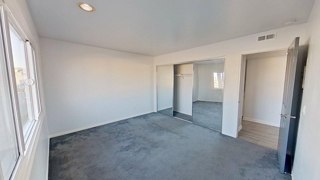 16917 10th St - Photo 2 of 28