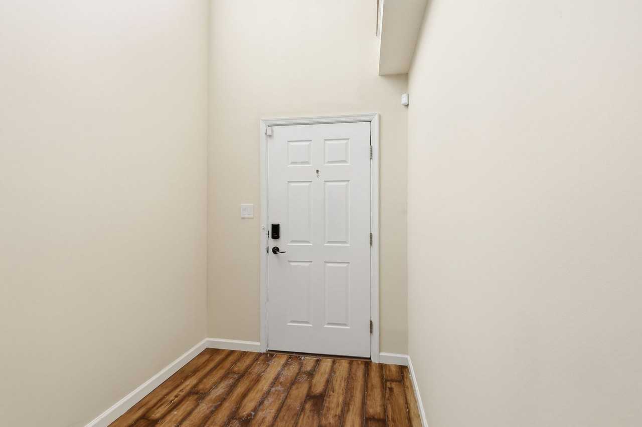 12212 Densmore Ct - Photo 4 of 37