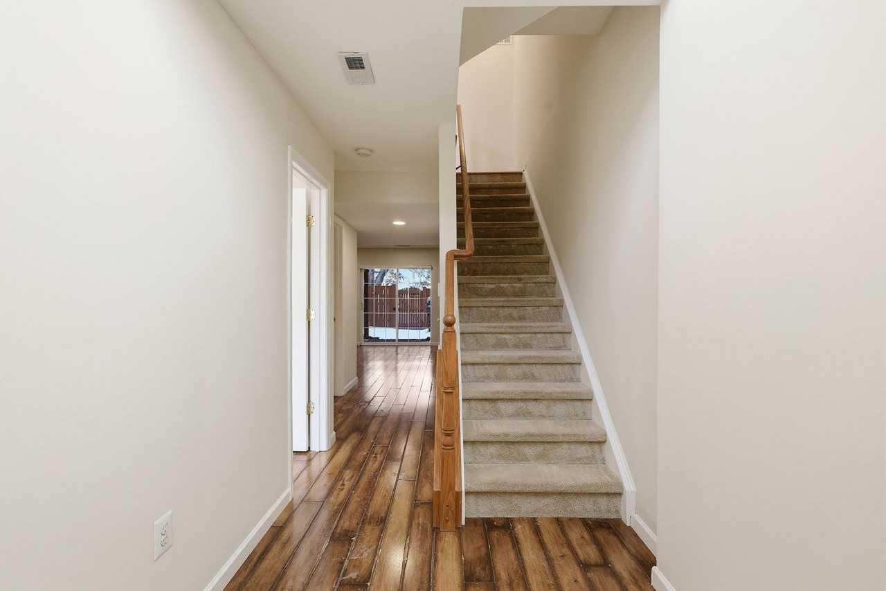 12212 Densmore Ct - Photo 5 of 37