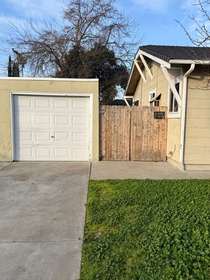 1277 N Pilgrim St - Photo 3 of 15