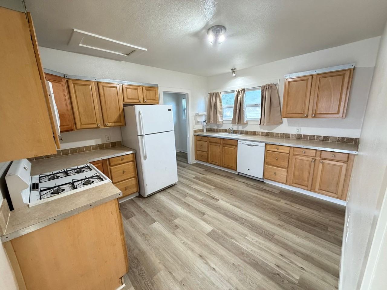 1277 N Pilgrim St - Photo 7 of 15