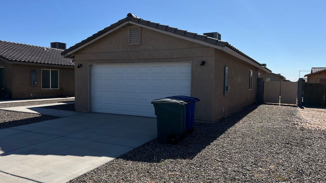 7815 E 44th Ln - Photo 2 of 16