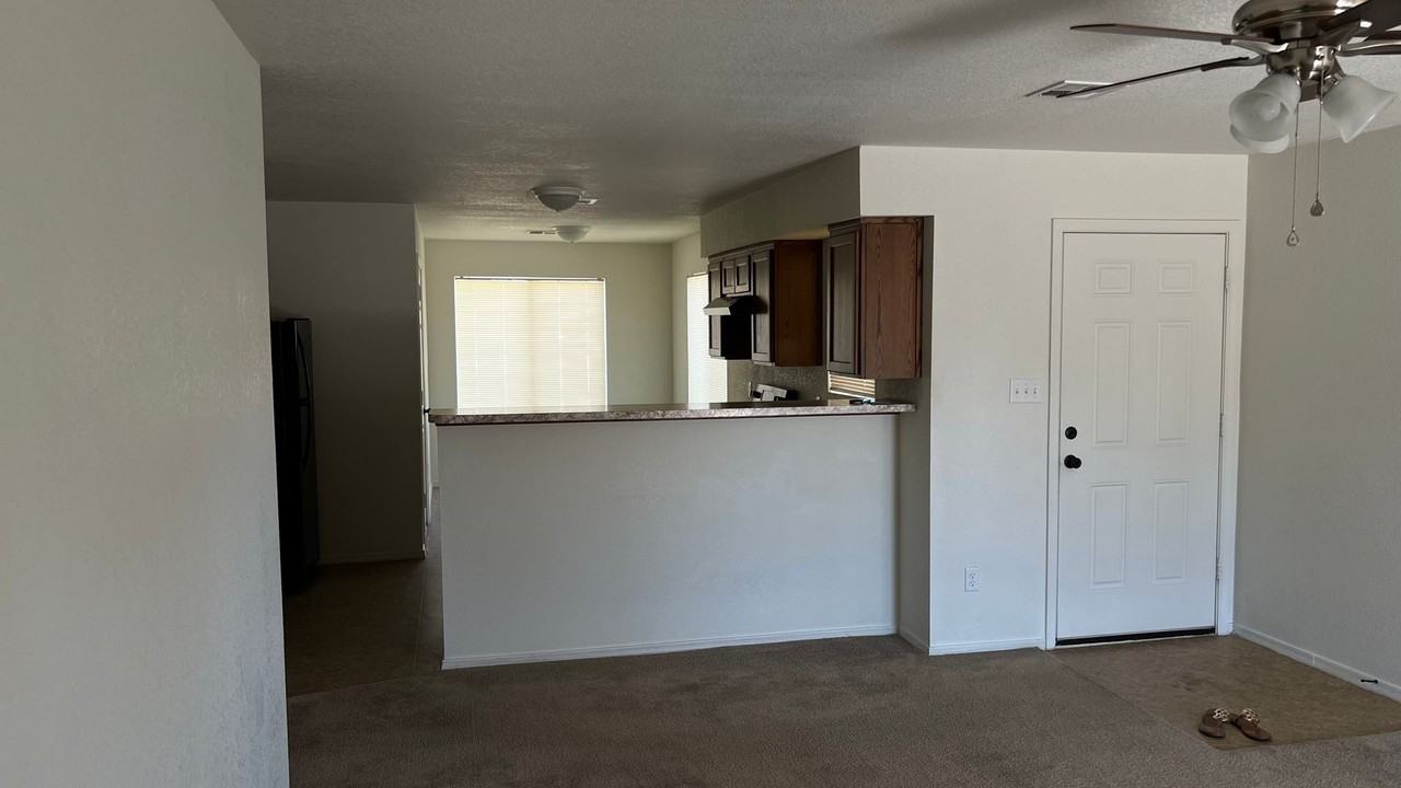 7815 E 44th Ln - Photo 4 of 16