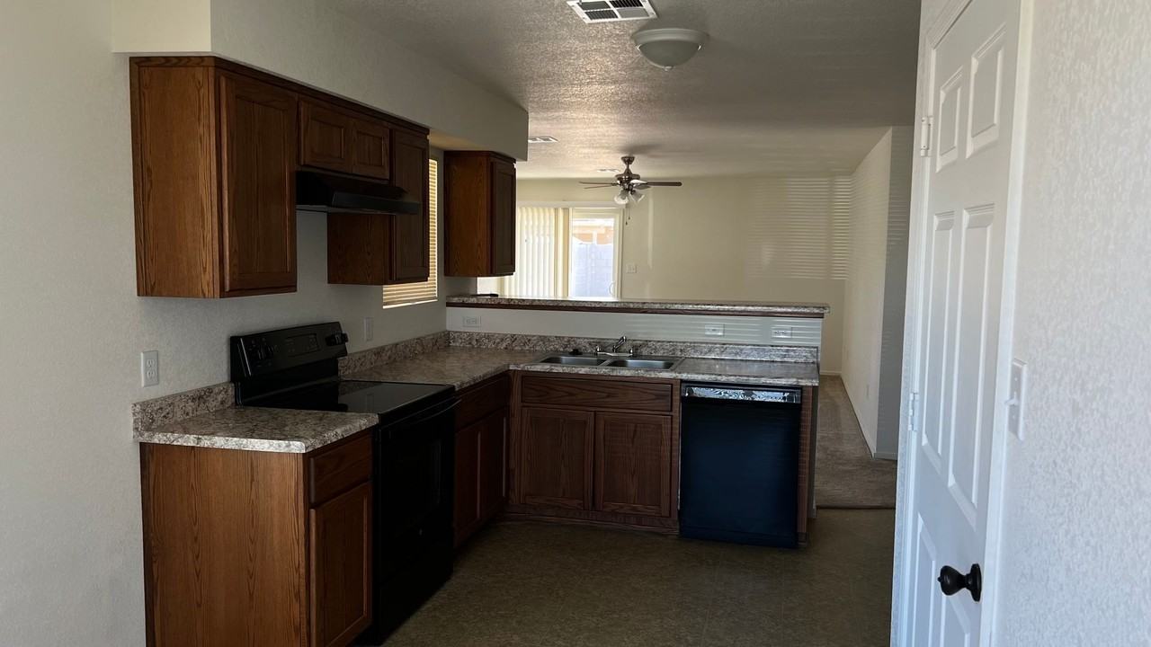 7815 E 44th Ln - Photo 5 of 16