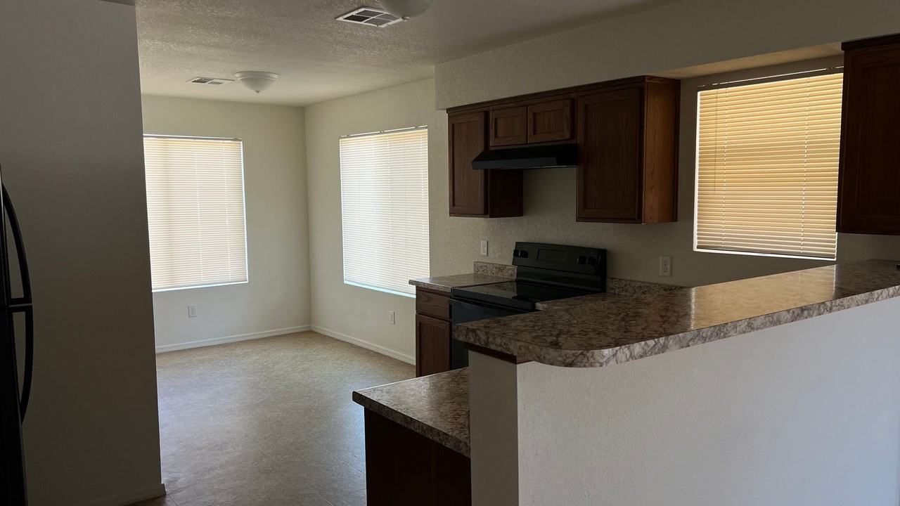 7815 E 44th Ln - Photo 7 of 16