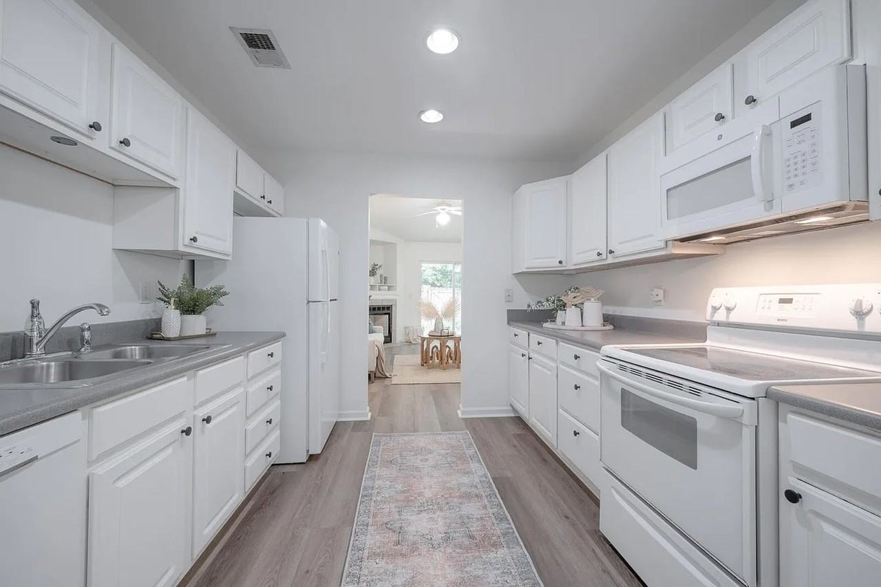 1687 Dexter Ln - Photo 5 of 27