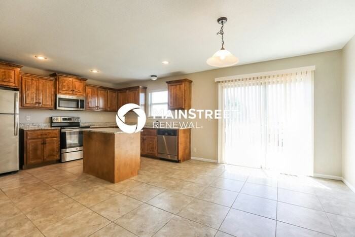 592 S Walnut St - Photo 4 of 17