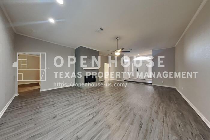 1513 Warwick Dr - Photo 4 of 22