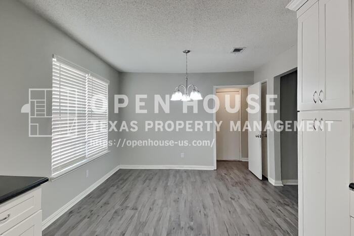 1513 Warwick Dr - Photo 7 of 22