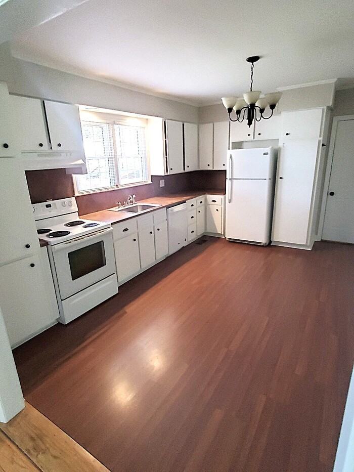 1132 Hipp Rd - Photo 4 of 21