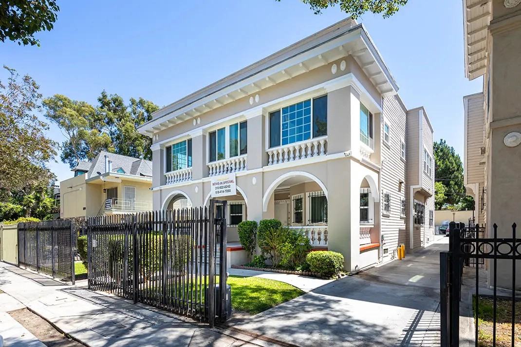 1220 W 27th St - Photo 2 of 50