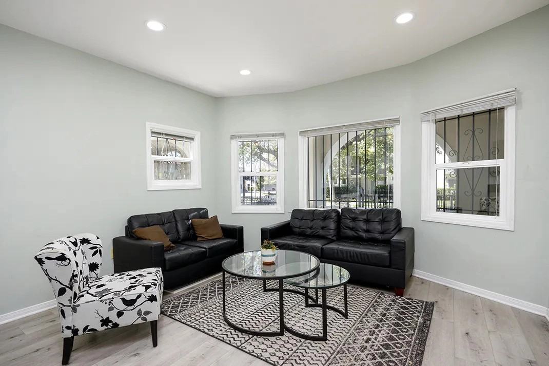 1220 W 27th St - Photo 4 of 50