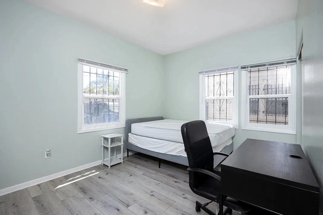 1220 W 27th St - Photo 7 of 50