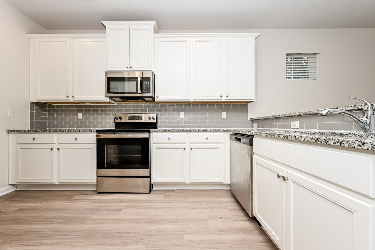 3577 Saratoga Cir - Photo 6 of 17