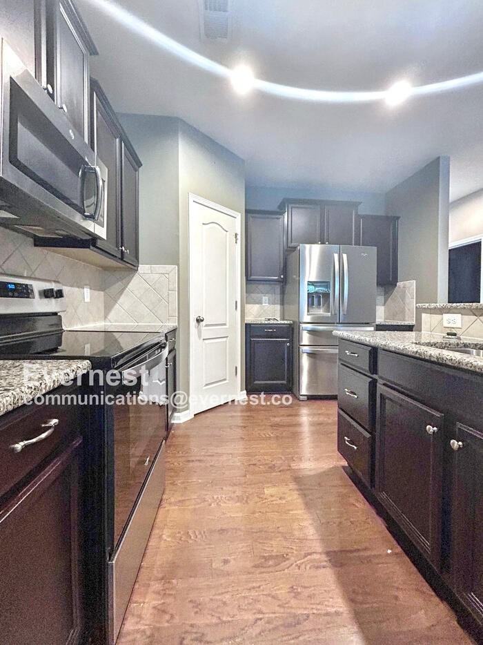 8988 Lanark Ln - Photo 3 of 25