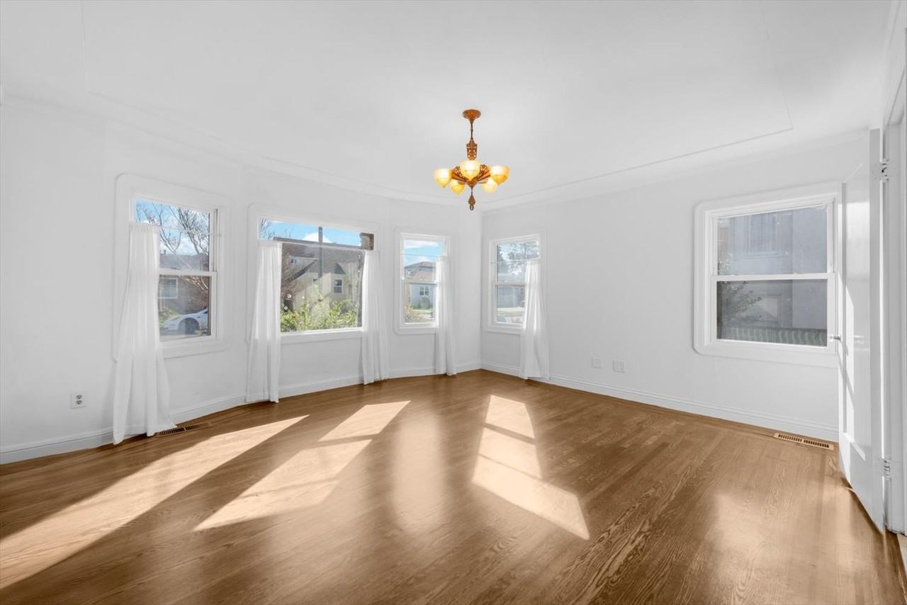 645 35th St - Photo 3 of 26