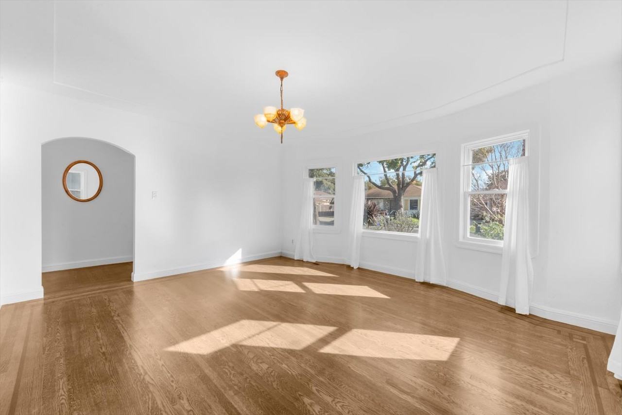 645 35th St - Photo 4 of 26