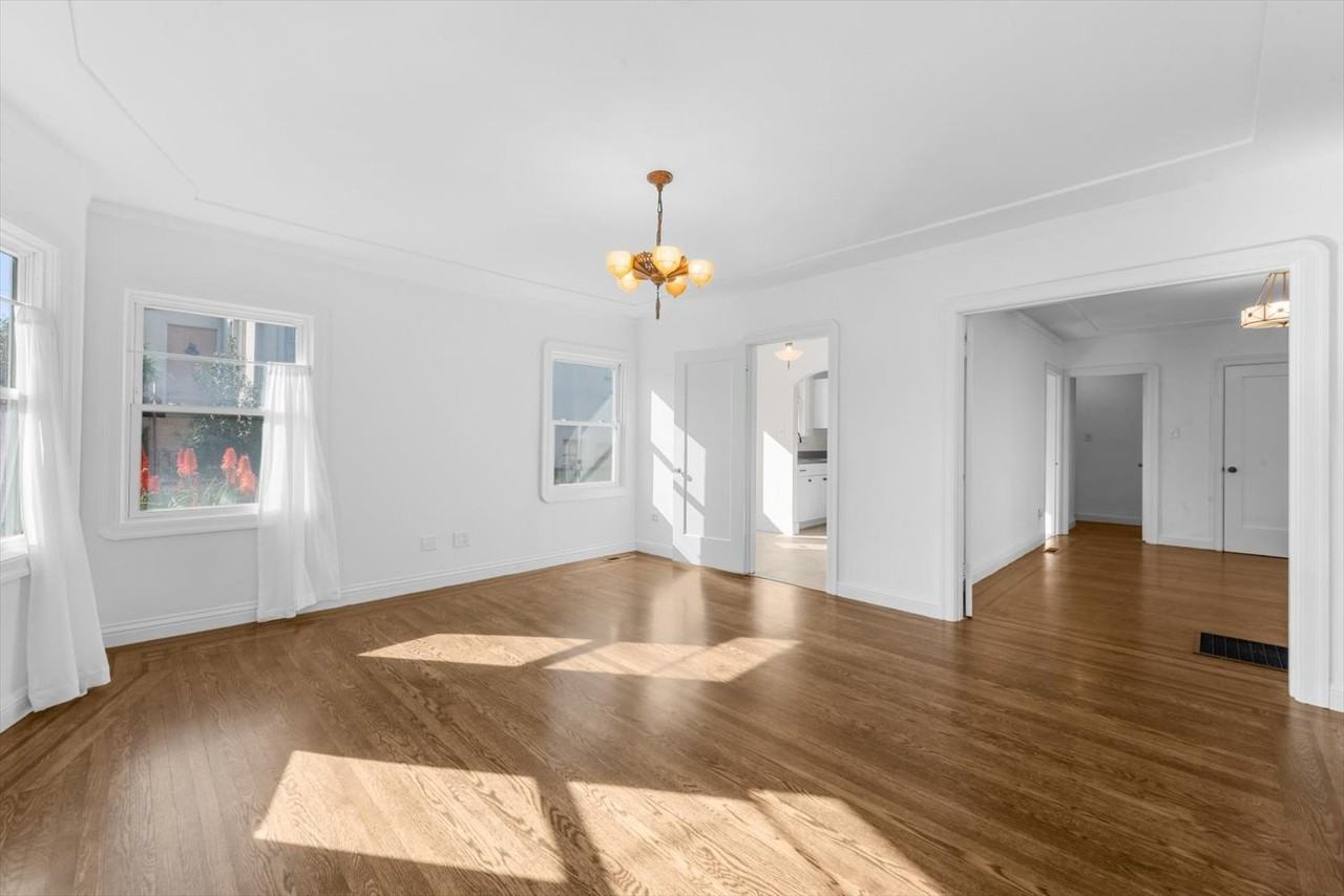 645 35th St - Photo 5 of 26