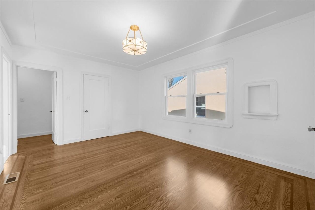 645 35th St - Photo 6 of 26