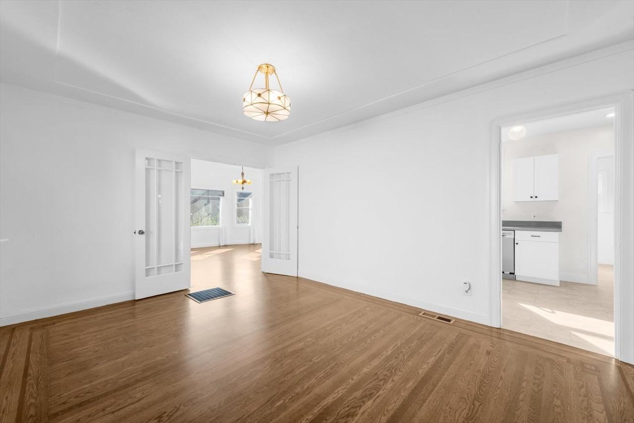 645 35th St - Photo 7 of 26