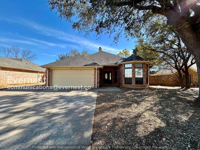 1029 Matthew St - Photo 2 of 27