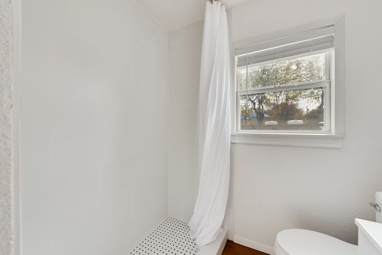 202 Pine St #NA - Photo 5 of 11