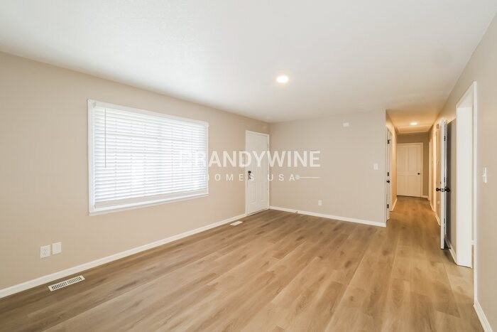 941 Ne Bristol Dr - Photo 2 of 26