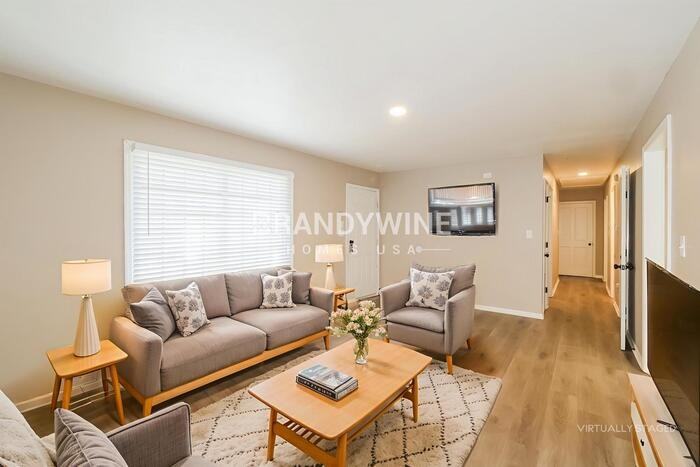 941 Ne Bristol Dr - Photo 4 of 26