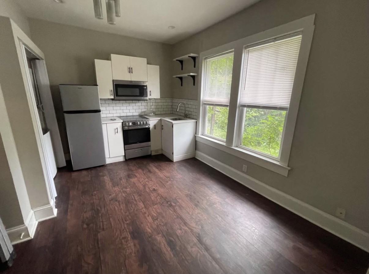 644 Moreland Ave Se #B - Photo 2 of 4