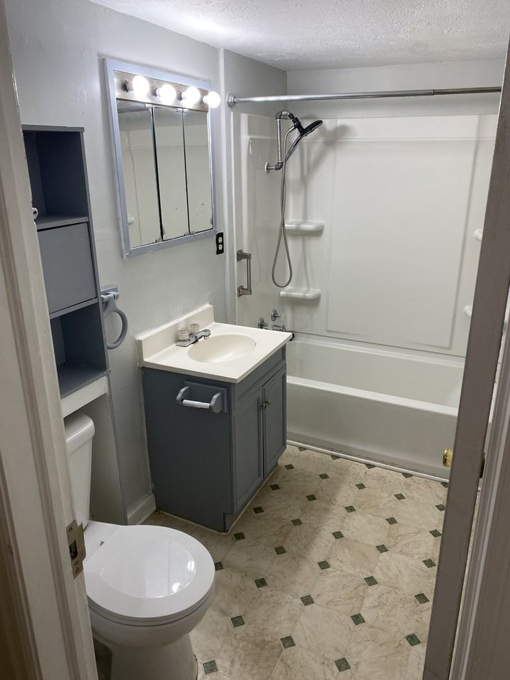 229 Broadway St E #NA - Photo 2 of 12