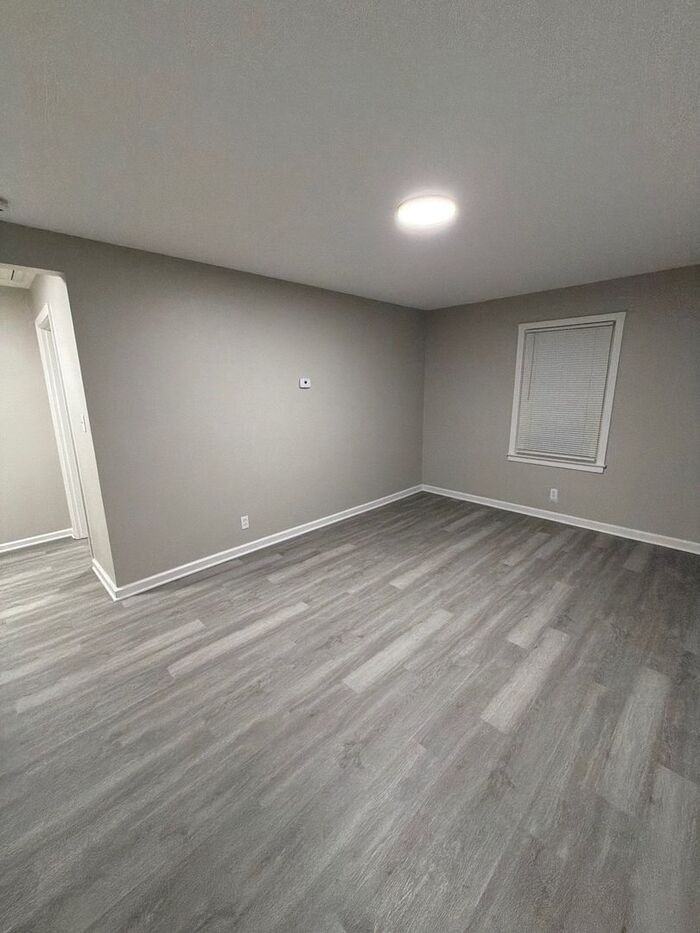 3031 Linwood Ave - Photo 4 of 14