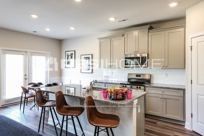 223 Aurora Ln - Photo 4 of 19