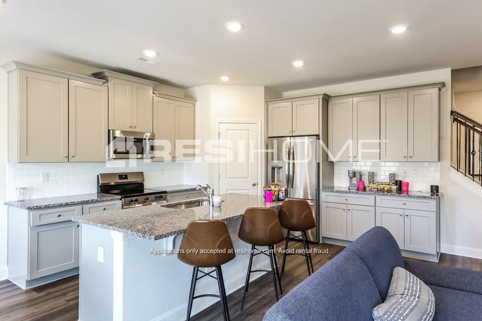 223 Aurora Ln - Photo 5 of 19