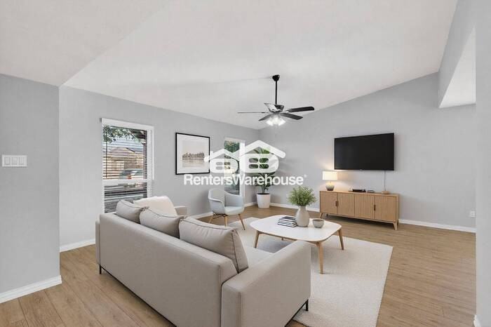 5621 Truitt St - Photo 7 of 43