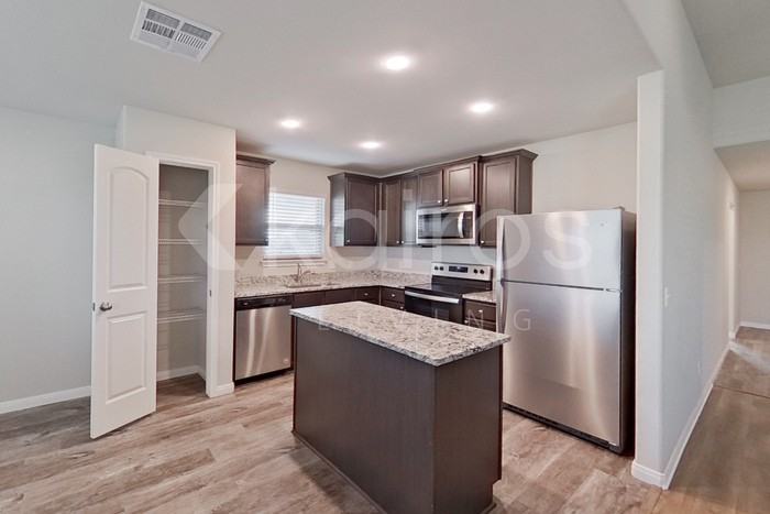 713 St James Pl - Photo 7 of 23