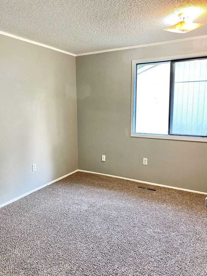 564 Jocelyn Dr - Photo 5 of 12