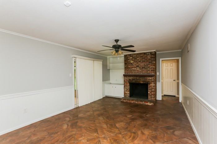 975 Briarwood Dr - Photo 3 of 11