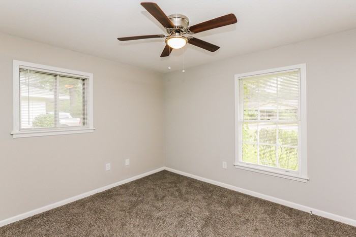 975 Briarwood Dr - Photo 6 of 11