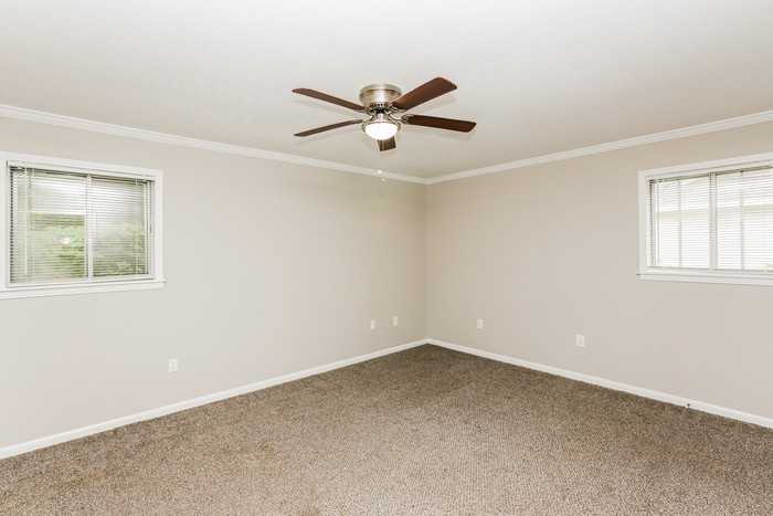 975 Briarwood Dr - Photo 7 of 11